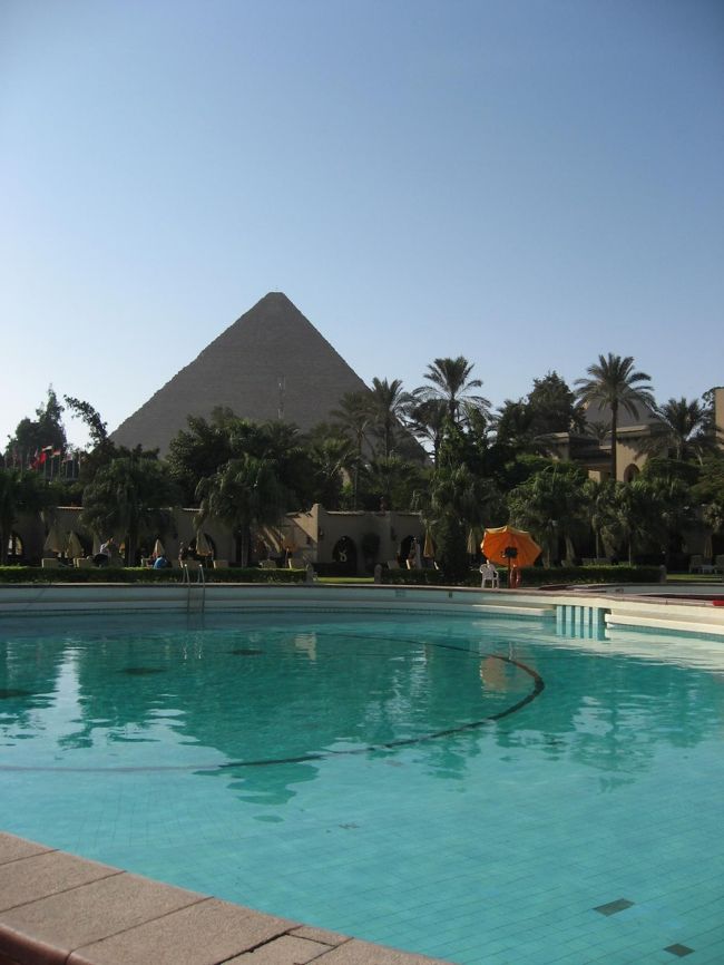 ホテルのプールから見たピラミッド。木の陰に隠れてますがカフラー王のピラミッドも見えます。
