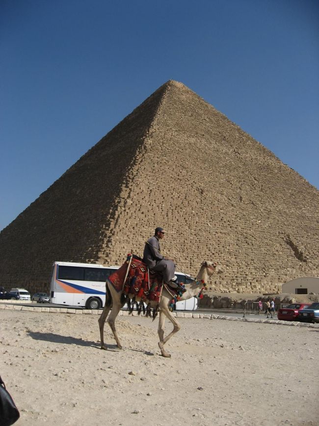 クフ王のピラミッド。<br />周りには客引きがいっぱいいました。