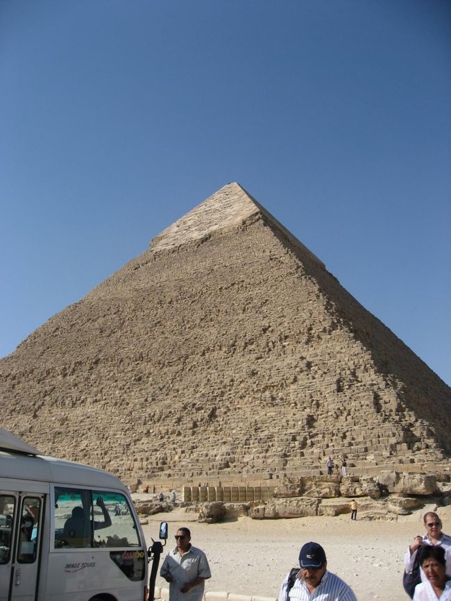 カフラー王のピラミッド。<br />内部に入ったのですが、狭い暗い息苦しいということもあって途中で引き返してきてしまいました。