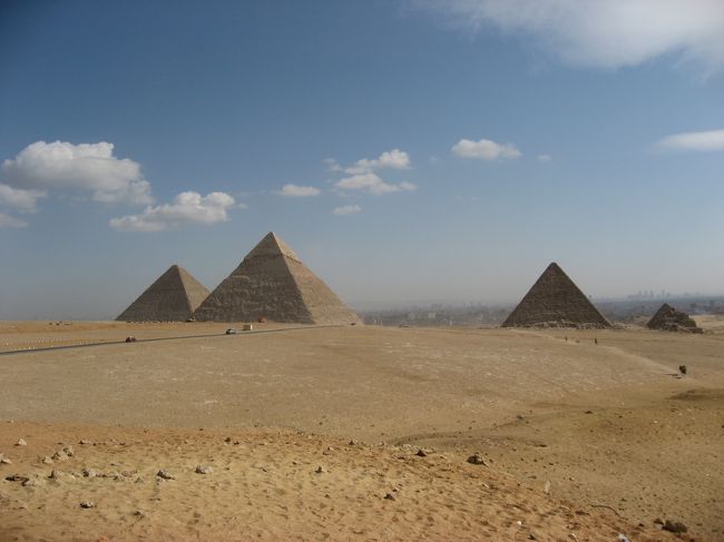 ビューポイントからの眺め。<br />左よりクフ王、カフラー王、メンカウラー王のピラミッドです。