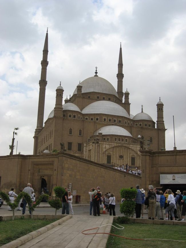 モハメッド・アリ・モスク。<br />見所が少ないことと、この後に考古学博物館の見学が控えているとのことで、あまり時間をとってはもらえなかったが、個人的には中の雰囲気がすごい好きなのでもっとゆっくりといたかった場所でもありました。普段の旅行はフリープランなのでそのような融通がきくのですが、今回はツアーだったのでまぁ仕方ないのですが。