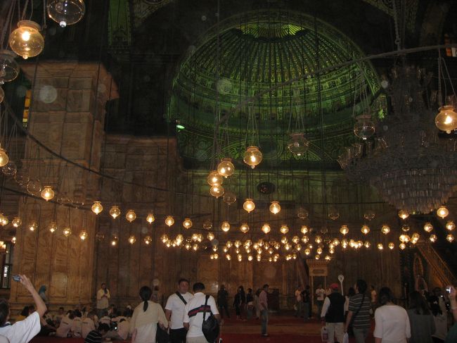 モハメッド・アリ・モスクの内部。<br />写真の奥の場所にイスラム教の聖地であるメッカの方向を示すミフラーブがあります。