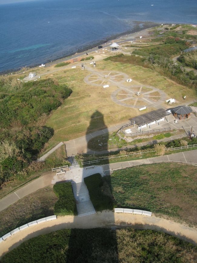 灯台の影。<br />なんかいい感じ。