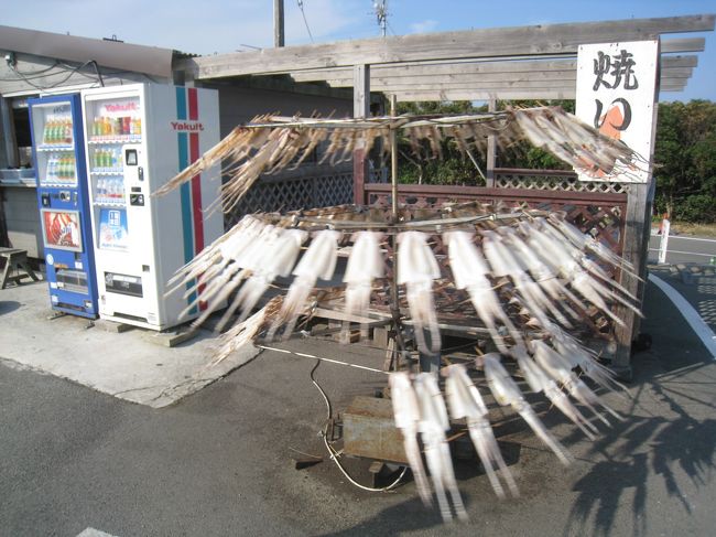 駐車場で回ってる烏賊。<br />こうやって回して干すと足の先までぴんと伸びる。<br />客引きに実益を兼ねたやり方。