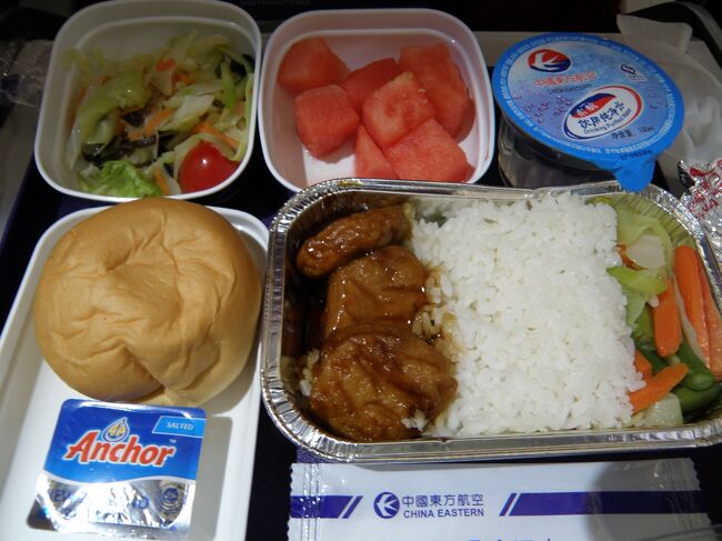 １０月１４日（中国東方航空 MU271便）１３：５０北京発上海経由２０：３０東京着（上海経由、１８００元＋２２８元、ビズエクスプレスにて）<br /><br />写真は機内食（北京→上海）。<br />魚とチキンのうち、魚にしたらご飯の横に魚のはんぺんのようなものが出てきた。美味しかった。<br /><br />２時間遅延で東京には２２：３０頃到着