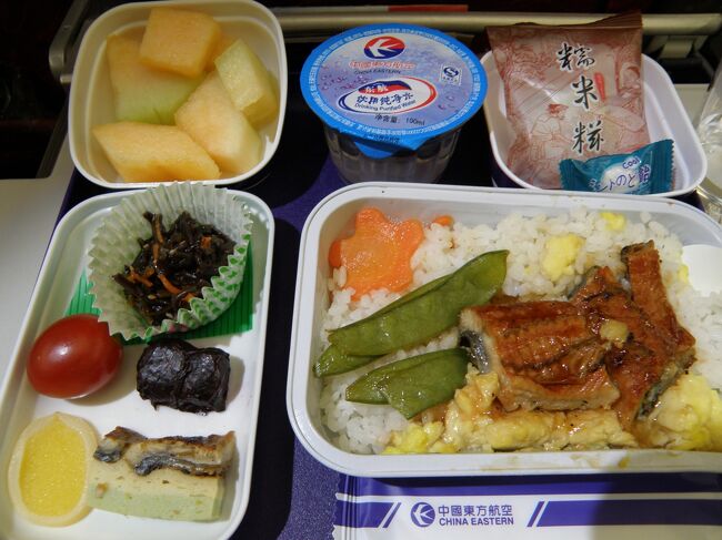 上海から乗換便での食事<br /><br />さすがにもうお腹いっぱいになり、もう一つのメニューはお代わりできなかった。