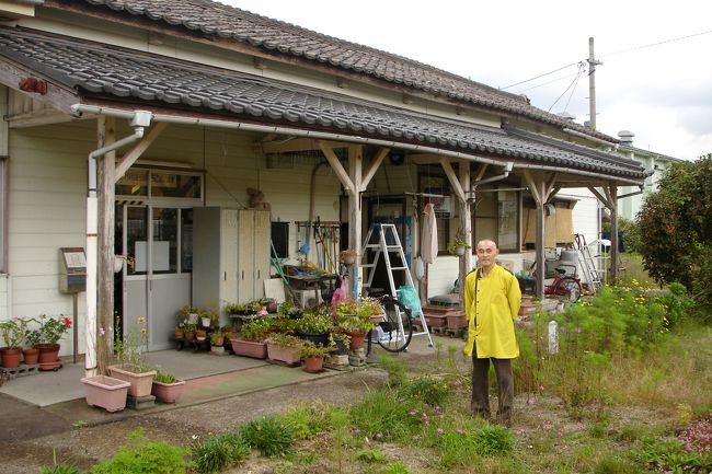 写真は床屋の塚本さん。<br /><br />駅のプラットフォームと建物の間が庭になっています。<br /><br />庭（と建物）の所有者が誰なのかは分かりませんが、庭の手入れをしているのは塚本さんです。