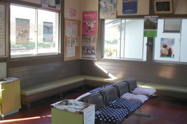 駅の待合室。<br /><br />なにしろ、１時間に１本ですから、待つ人もいるでしょうね。