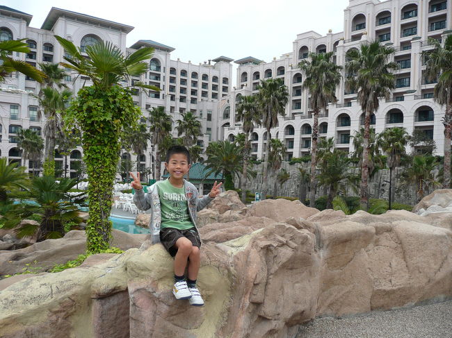 ロッテホテルに泊まりました！！<br /><br />ホテルの中は広くて　探検できる・・・。<br />川もあって　アヒルのボートにも乗りました。<br /><br />あと、大好きなプールが屋内にあって泳ぎまくり！<br />ガラガラで貸し切りみたいでした・・サイコー！！