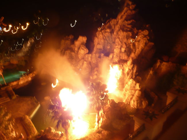 夜は　ホテル中のイタリア料理を食べました。<br /><br />外では　炎のショーをしていたので<br />ショーをみながらバイキングの人が多かったみたい。<br /><br />なので　この店はお客は少なくてのんびり食べられました。<br />店のテラスから　ゆっくりショーを見ることができ<br />お得かも・・・。