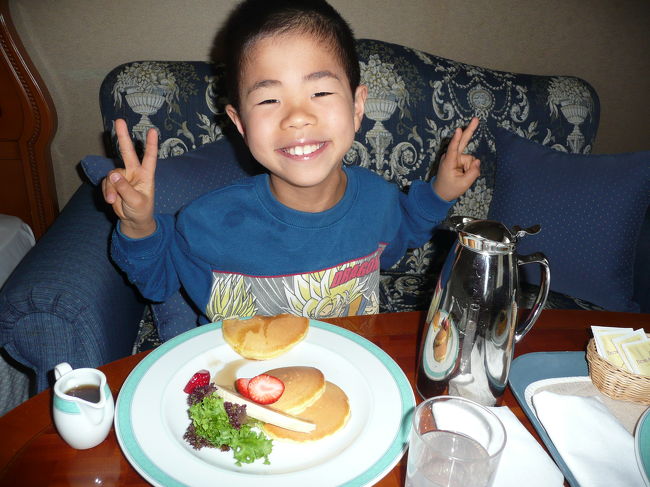 朝は　ルームサービスでのんびり・・・。<br /><br />おいしい！<br /><br />お昼は　ホテルの韓国料理店でいろいろ食べたよ。<br />店員さんが　辛くないものを薦めてくれたから<br />僕も満足！