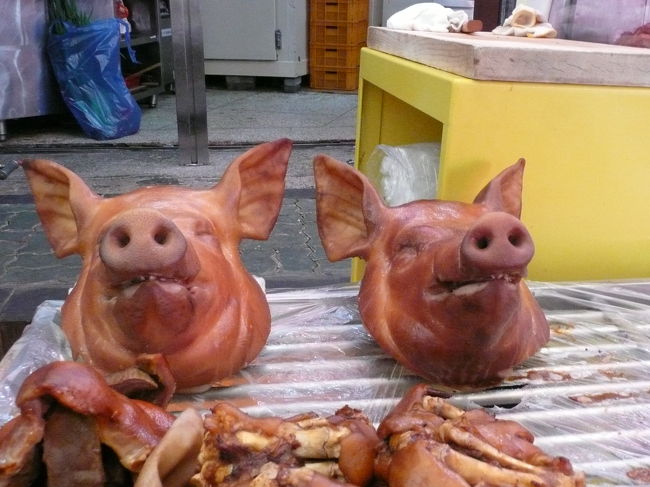 帰国日は　空港近くの市場に行きました。<br /><br />豚そのまま！？　初めてみたけど　こわ〜い。<br /><br />いろんな食べ物があって　臭いがすごい・・・。<br />大人は　辛い物とか買ってたよ。<br />僕は　ドーナツみたいなパンみたいなのを買って<br />空港で食べました。<br /><br />韓国　辛い物ばかりじゃないんだね・・・。<br />