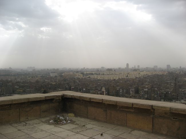 モハメッド・アリ・モスクの裏側から見たカイロの旧市街。天気が良ければこの場所からもピラミッドがみえるとのことでした。