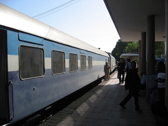 アスワン駅にて。<br />乗り心地は揺れがひどく酔いました。しかも急停車することが多かったような。<br />アスワンには結局５時間遅れで到着となり、アブシンベル神殿に行くことができませんでした。