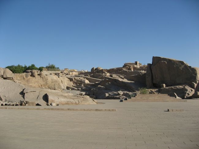 切りかけのオベリスク。<br />アブシンベル神殿が行けなくなったので代わりに行った場所。ここの石切り場の石は花崗岩です。エジプトでは花崗岩はアスワンでしか採れないそうで、各地の遺跡に見られる花崗岩の建造物はすべてアスワンから運ばれたものだそうです。<br />写真中心部に斜めに見えるものが切りかけのオベリスク。