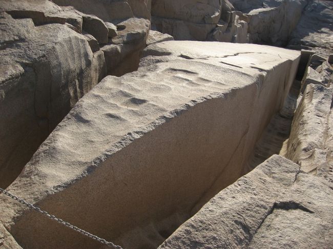 切りかけのオベリスクを上から見た写真。<br />このオベリスクが完成していたら最大級のものになっていたそうです。