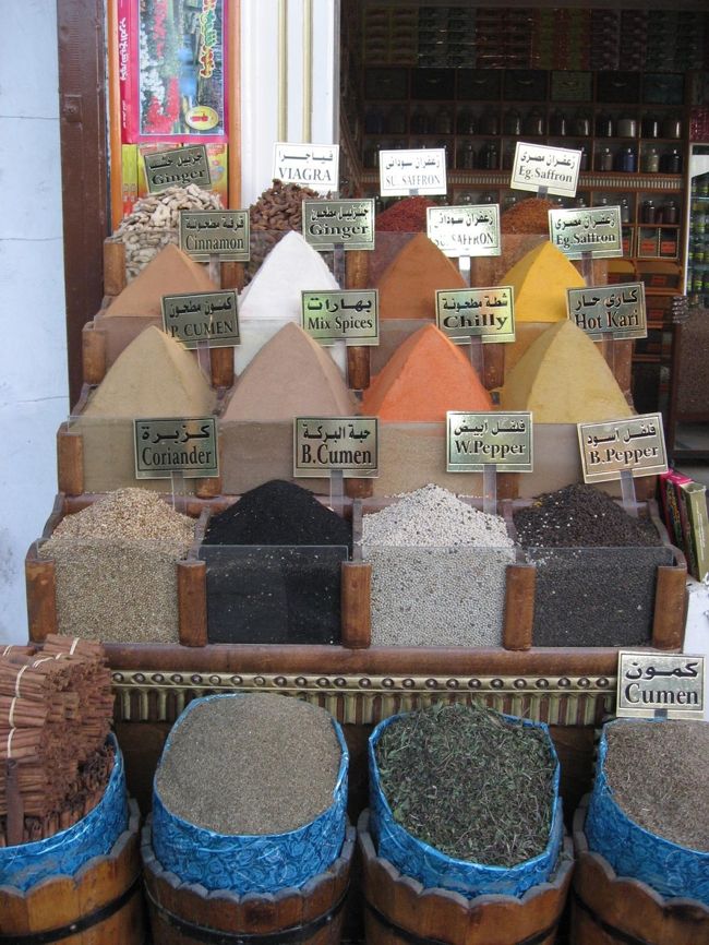 スークで売られていたスパイス。<br />ピラミッド状に盛り付けられているのがかわいらしい。また、ハイビスカスティーもいっぱい売ってました。