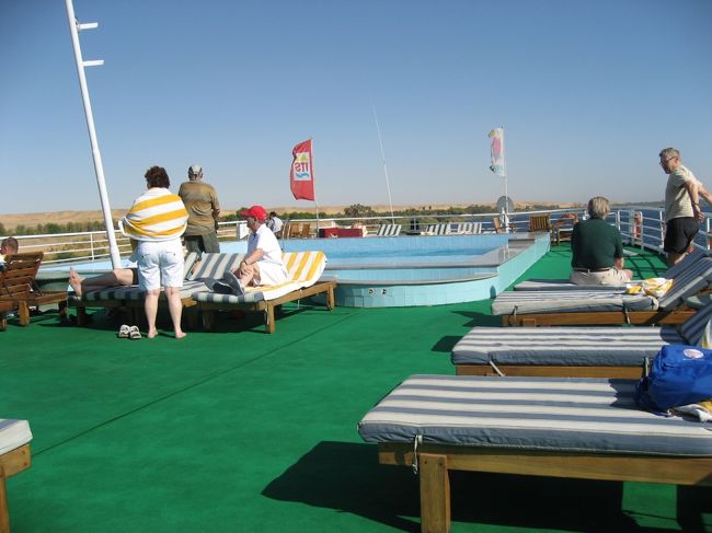 デッキ。<br />プールのほか、トレーニングマシーンが置いてあったりします。船が走っているときは結構寒かったです。特に午前中はかなり寒いです。西洋人はなぜこの中で水着姿でいられるのかが謎でした。