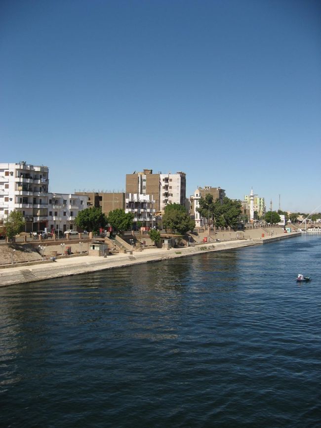 デッキからの眺め。<br />途中で街に寄ったりもします。