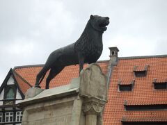 DOMに隣接したBURGPLATZに建っているライオン像。1166年、ハインリッヒ・フォン・ルーベ公爵が自身の権力と正義の象徴として作らせたもの。この街のシンボルであるんだろうけど観光客はほとんどなし。まぁこの街に観光で来る人はあまりいないだろうね。
