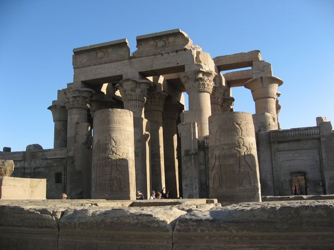 コムオンボ神殿。<br />朝７時集合。朝食の前に見学に行きました。朝早かったこともあり半袖では寒いくらいでした。<br />小柄な神殿ではありますが、レリーフがきれいに残ってました。