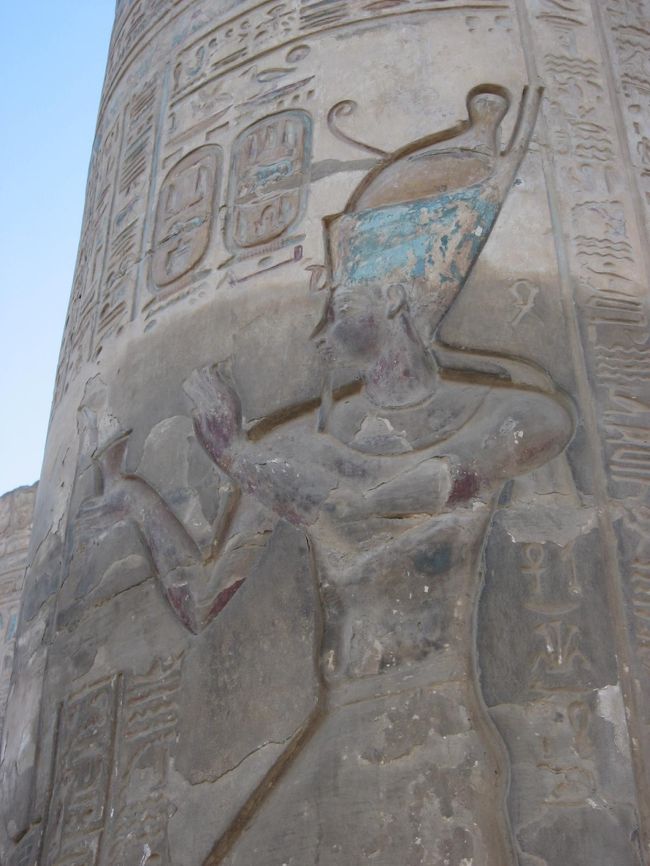 ところどころレリーフの色が残ってます。長い年月の間よくのこるものだなと。