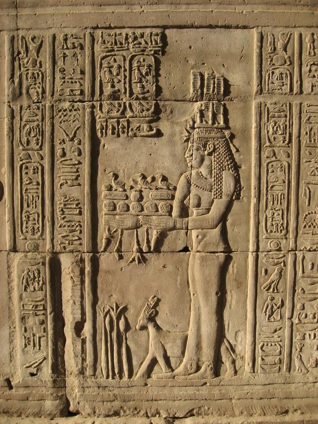 レリーフ。壁一面にレリーフが刻まれているのには圧倒されます。