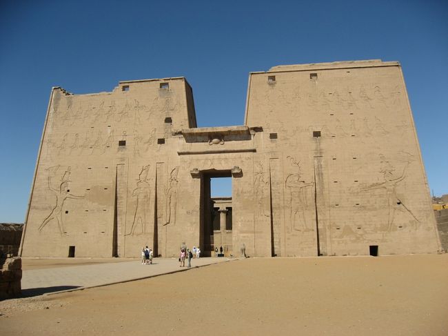 エドフのホルス神殿。<br />この神殿はいまだに天井が残っており、建物の中は独特な雰囲気があります。また、キリスト教徒が使用していた時期もあり、そのため神様のレリーフが削られていたりしました。<br />今回の旅行で訪れた神殿の中で一番良かったと思える遺跡でした。