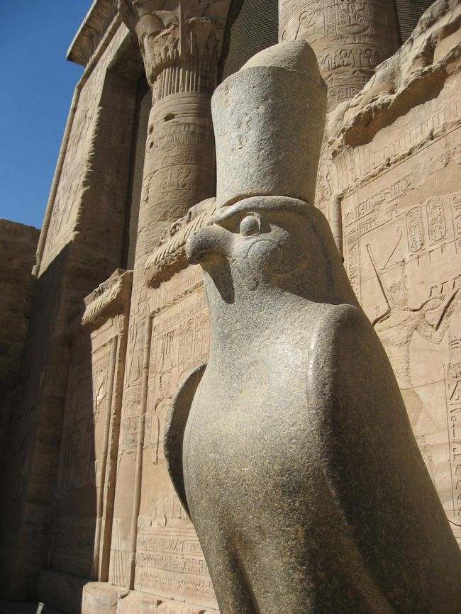 ホルスの神像。