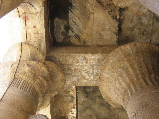 天井が残ってます。<br />また内部で火を焚いていたため天井の一部が煤で黒くなっています。