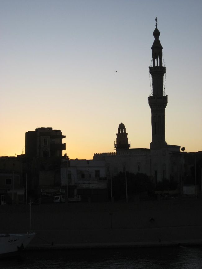 夕暮れのエスナの街。<br />この街を通過する際、街中に響きわたるアザーンが聞こえてきました。アザーンを聞くとイスラム圏に来たなぁという感じがします。ちなみにカイロの街では車の音がうるさく街中に響くアザーンは聞けませんでした。<br />