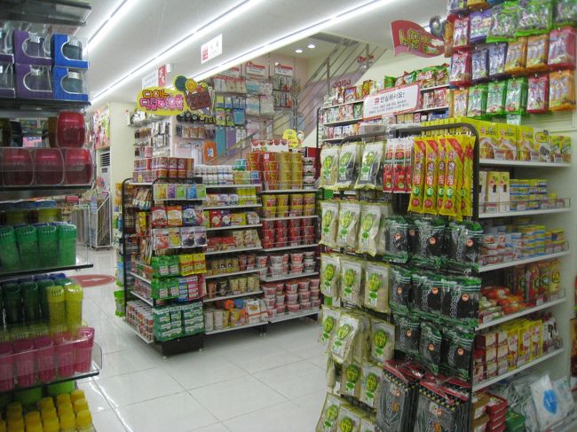 店内は、Ｗ１０００以外の商品も結構あります。物価が違うので、Ｗ１０００（８０円）では安さのイメージは今一かな？<br />日本だと３００円ショップって感じなのかな？？？<br />