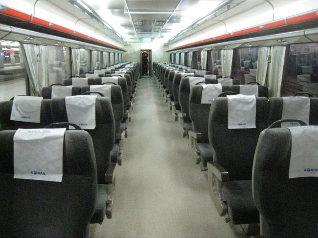 シート等はセマウルに比べると数段落ちます。かつては、２＋３列のレトロ車両も走っていました。