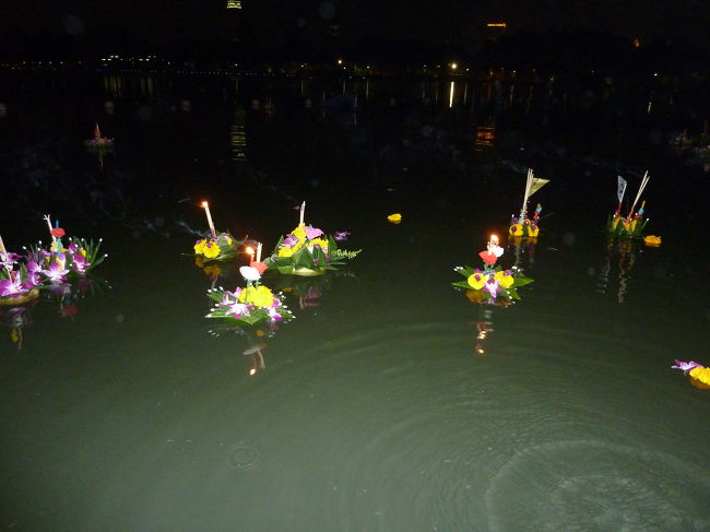 ロイカートンｉｎベンジャキット公園<br /><br />この公園はＢＴＳアソーク駅のラチャダピセーグ通りを南に行くと大きな池があるところです。<br />普段は夜間閉鎖していますが、この日は特別に開けているようです。<br />