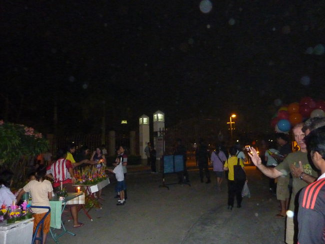 ロイカートンｉｎベンジャキット公園<br /><br />ここでも、お花を売っている屋台が多く出ています。<br />40Ｂくらいでしょうか。