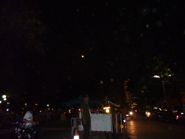 ロイカートンｉｎベンジャキット公園<br /><br />そう満月の夜です。<br />2009年11月2日です。