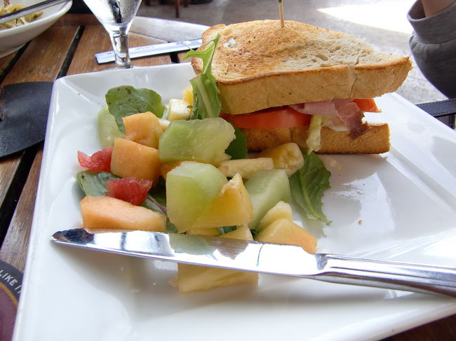 港の近く、オープンテラスで気持ちいい。