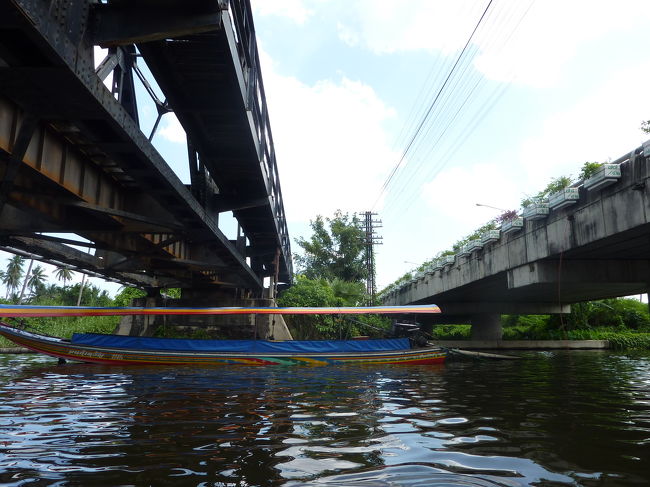 すれすれのところに鉄道、道路の橋があります
