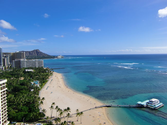 これぞホノルルの定番！<br />ダイヤモンドヘッドと青い海と白い砂浜とうめこ。