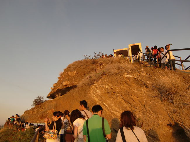 沢山の人々。<br />奥が山頂。
