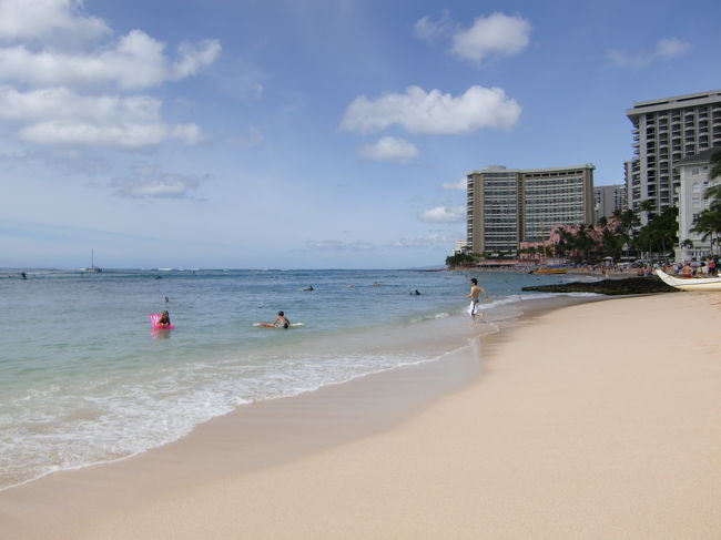 ワイキキビーチ☆<br /><br />水着じゃないけど、入りたくなります！！