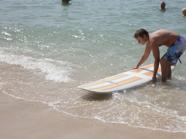 海からあがるサーファー。<br />かっこよく見えます。