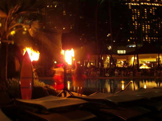 ヒルトンの夜のショーの様子。<br />毎週金曜は花火大会！