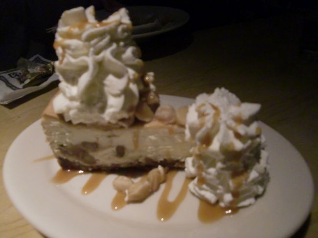 こちらがチーズケーキ。<br /><br />ホワイトチョコレート・マカデミアナッツ・なんちゃらとかいうもの。<br /><br />おいしいけど、めっちゃ甘い・・・<br />甘いもの好きな人にはたまらないかと思います！！