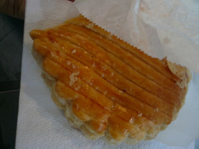 アップルパイ<br />食べながら街歩き開始しました。