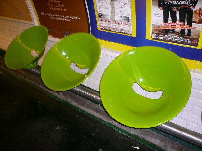 地下鉄のイス。<br />かわいい。まるいイス。