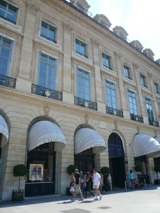 ショパン最後の家。<br />ｳﾞｧﾝﾄﾞｰﾑ広場のｼｮｰﾝという宝石屋さんの2階。<br />昨年ショパンの生家にいったので<br />ここはおさえておきたいところ。