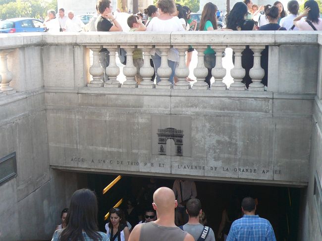 地下道におりる階段。