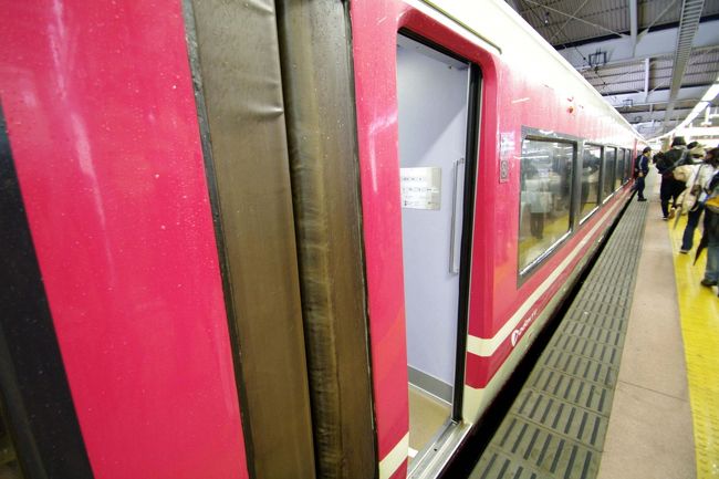 さていきますよー！<br />（ロマンスカーは古いタイプのものでした）<br /><br />新宿発　8：00<br /><br />しゅっぱーつ！<br /><br />