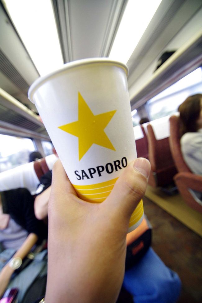 .........んで<br /><br />ま、当然というか、、、飲むです！<br /><br />でもロマンスカーさすがにすごい！<br /><br />『生ビール』出してくれるんです！<br /><br /><br />しかも、サッポロ！！！！！<br /><br /><br /><br />いきなり居酒屋『ロマンス』状態でトップギア入ります！...朝からすんません^^;